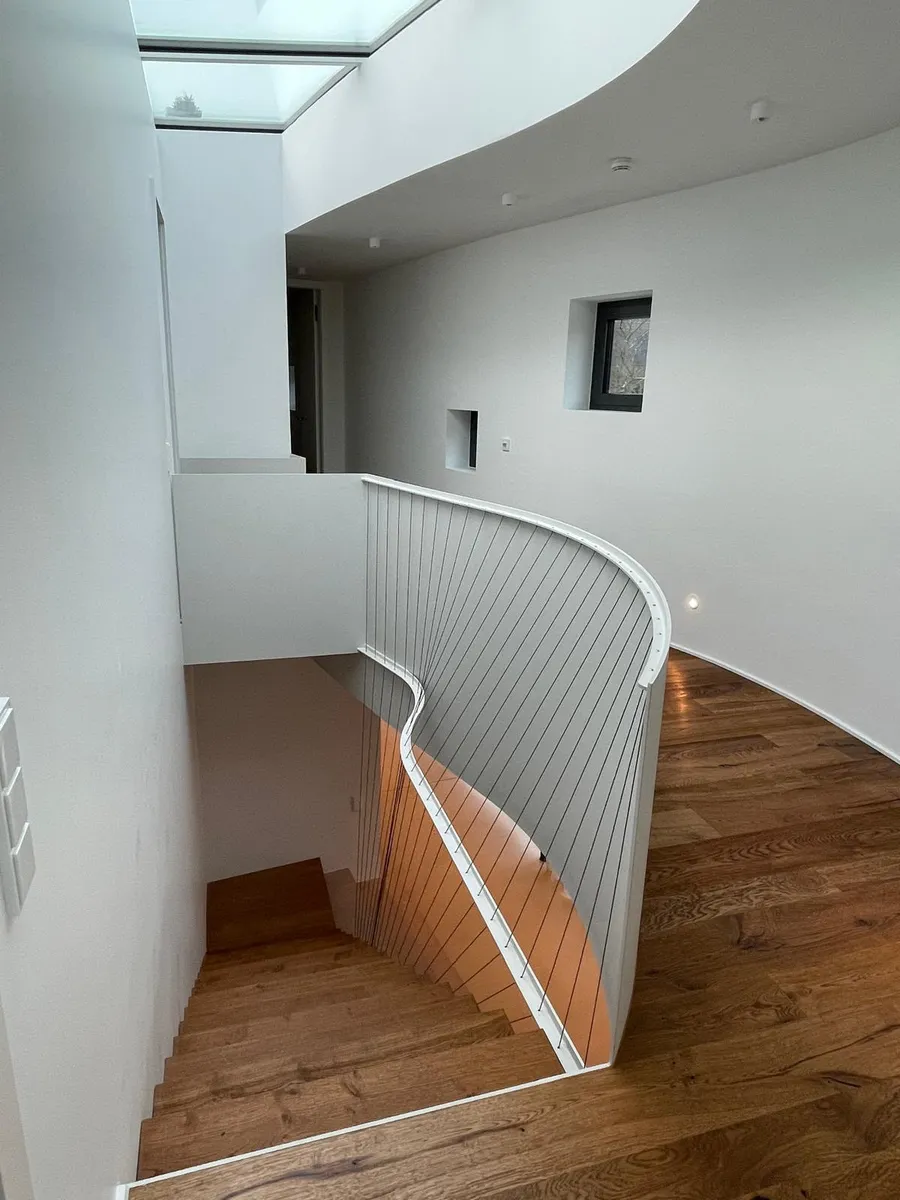 Freitragende Treppe unter Glasdach