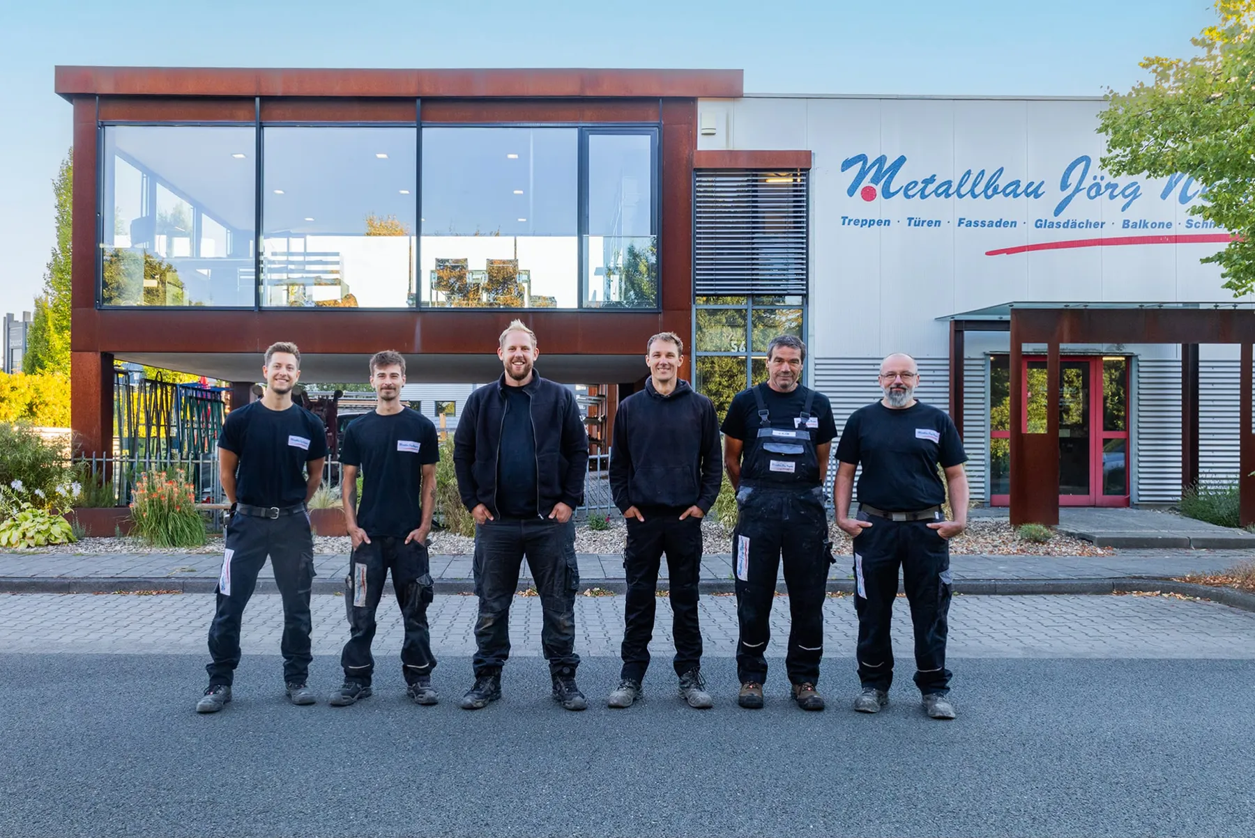 Das Team von Metallbau Jörg Neufend vor dem Firmensitz in Münster
